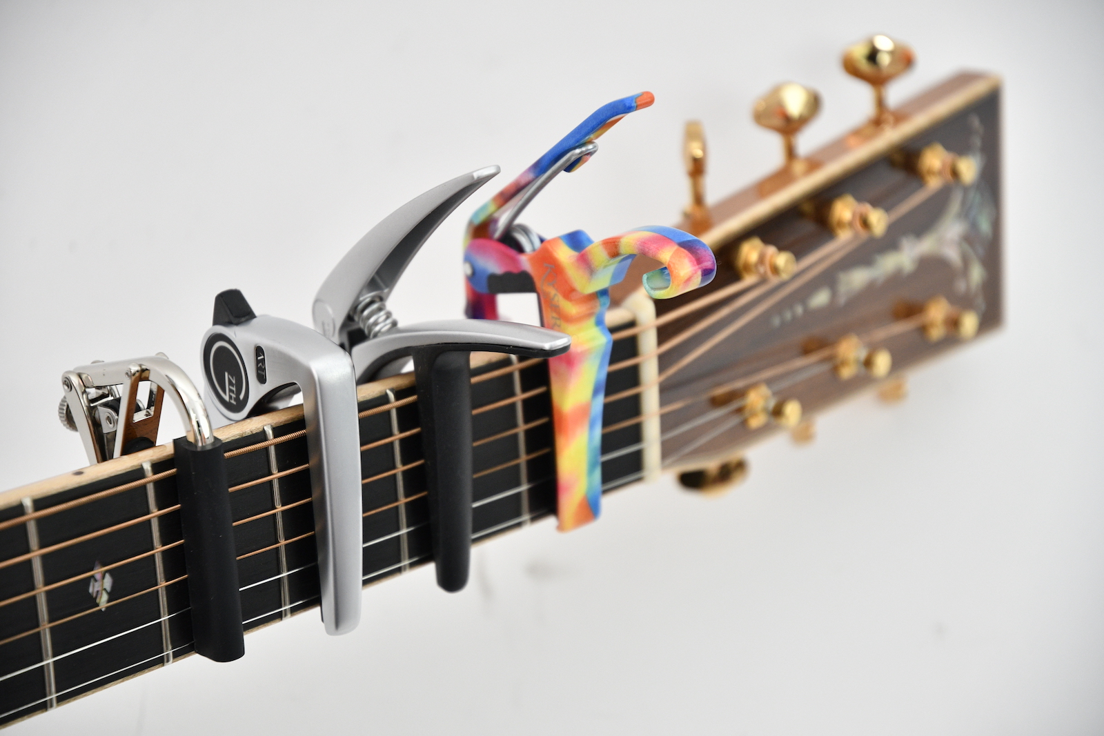 注目のブランド アコギ エレキ 軽量 スプリング式 クリップ ギター カポタスト 白