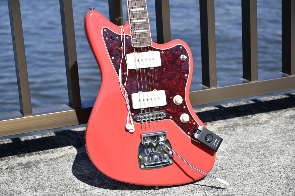 ギターにFender Mustang Microを挿すだけで準備完了！