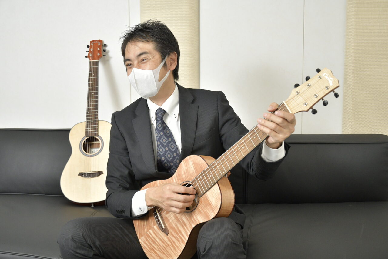 Cordoba MINI II FMHを弾く、キクタニミュージック株式会社 営業部長の大森智之さん