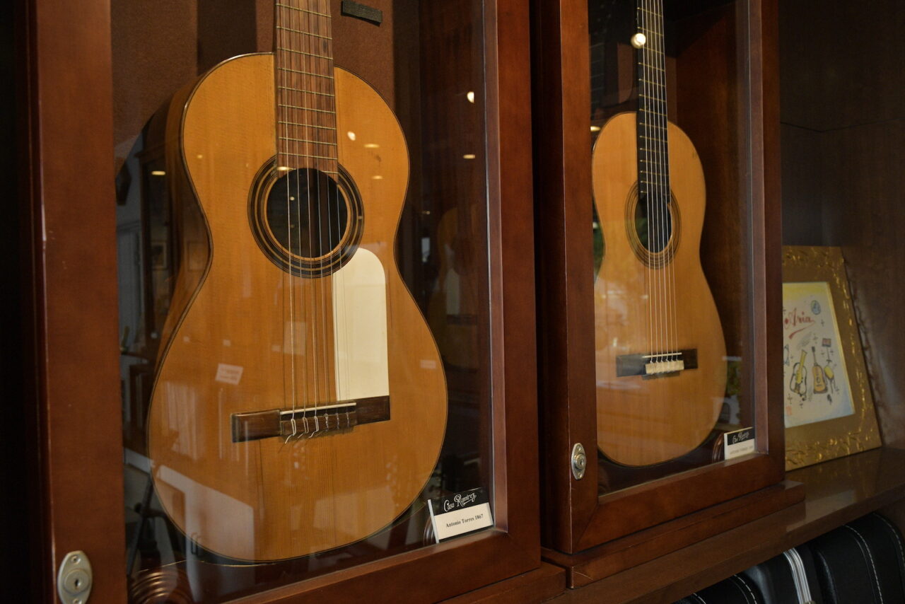 貴重なギターが展示、所蔵されている荒井貿易のショールーム