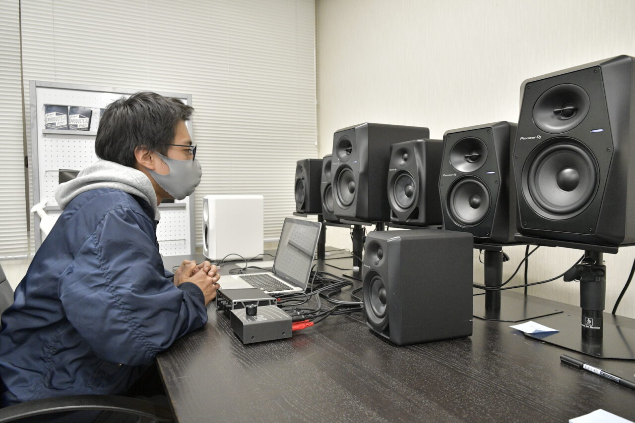 Pioneer DJモニタースピーカーを試聴するchuya-online.comスタッフ 中尾柊一郎