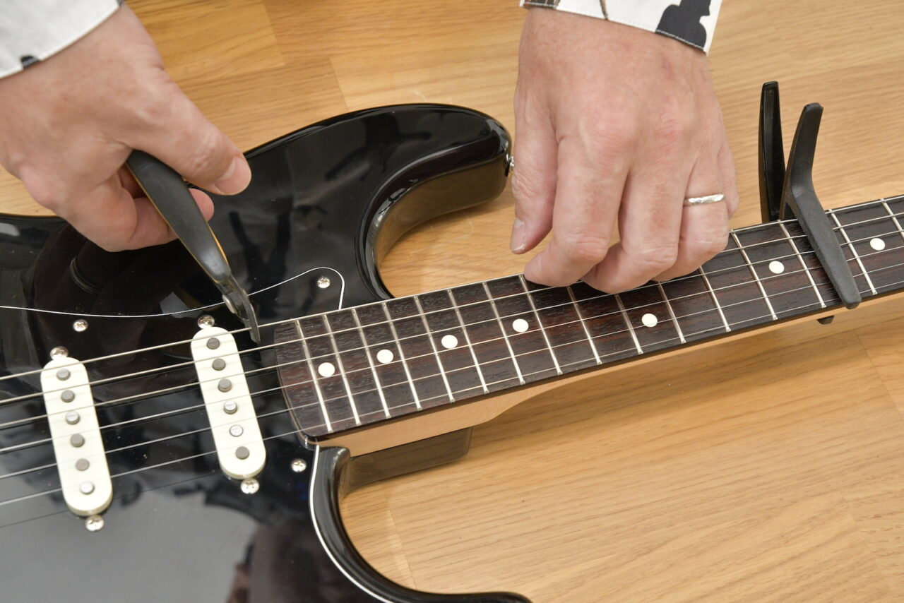 ギター弦交換の際、古い弦はニッパーなどで切ってしまおう！