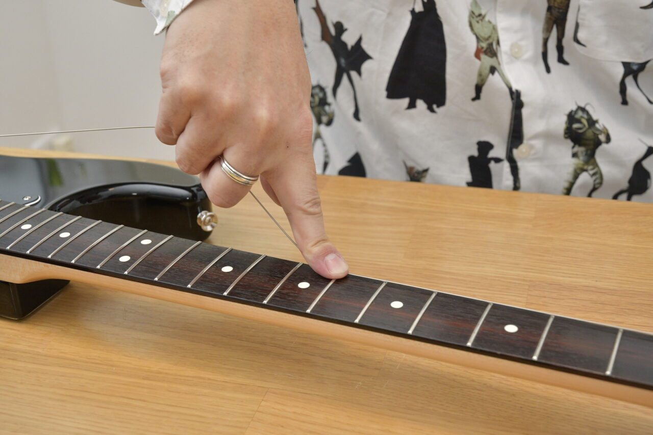 ギター弦の張り始めは弦をブリッジ側に軽く引っ張って真っ直ぐにしてあげると張りやすい！