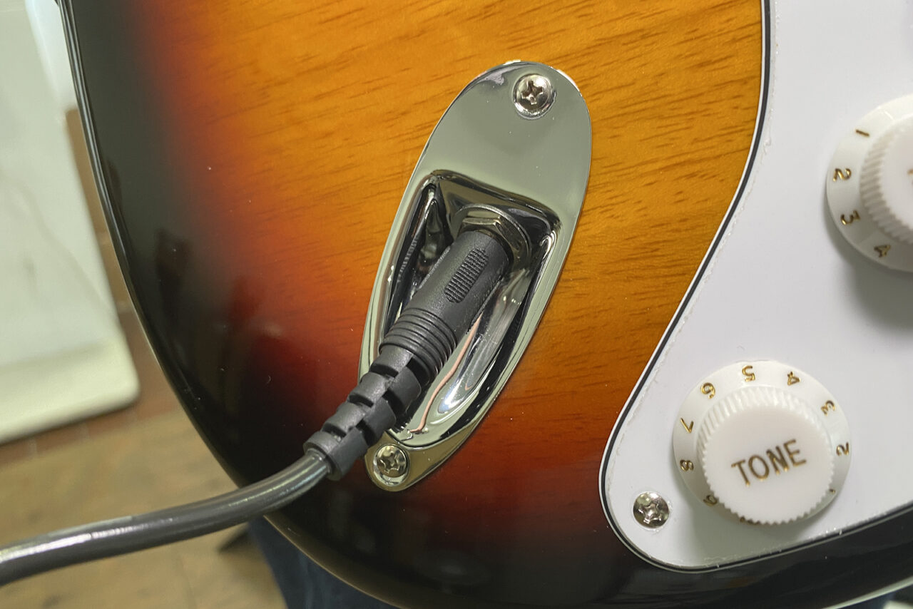シールドケーブルをストラトタイプのギターに接続した状態