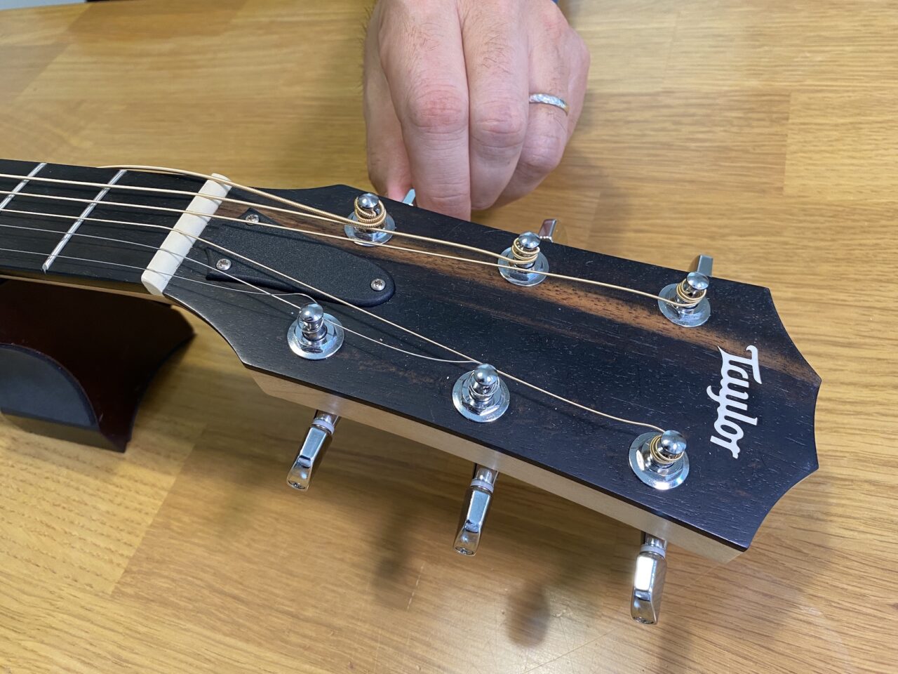 ギター弦の交換の際はペグを回して弦を緩めよう